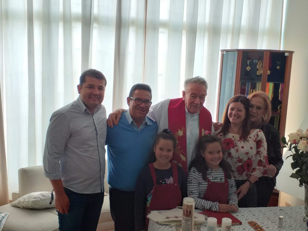 Ignacio Vallejo, Carlos Javier Murcia, monseñor Libardo Ramírez, Martha Forero Velasco, Martha de Murcia y las niñas María José López Forero, Ana Sofía López Forero.